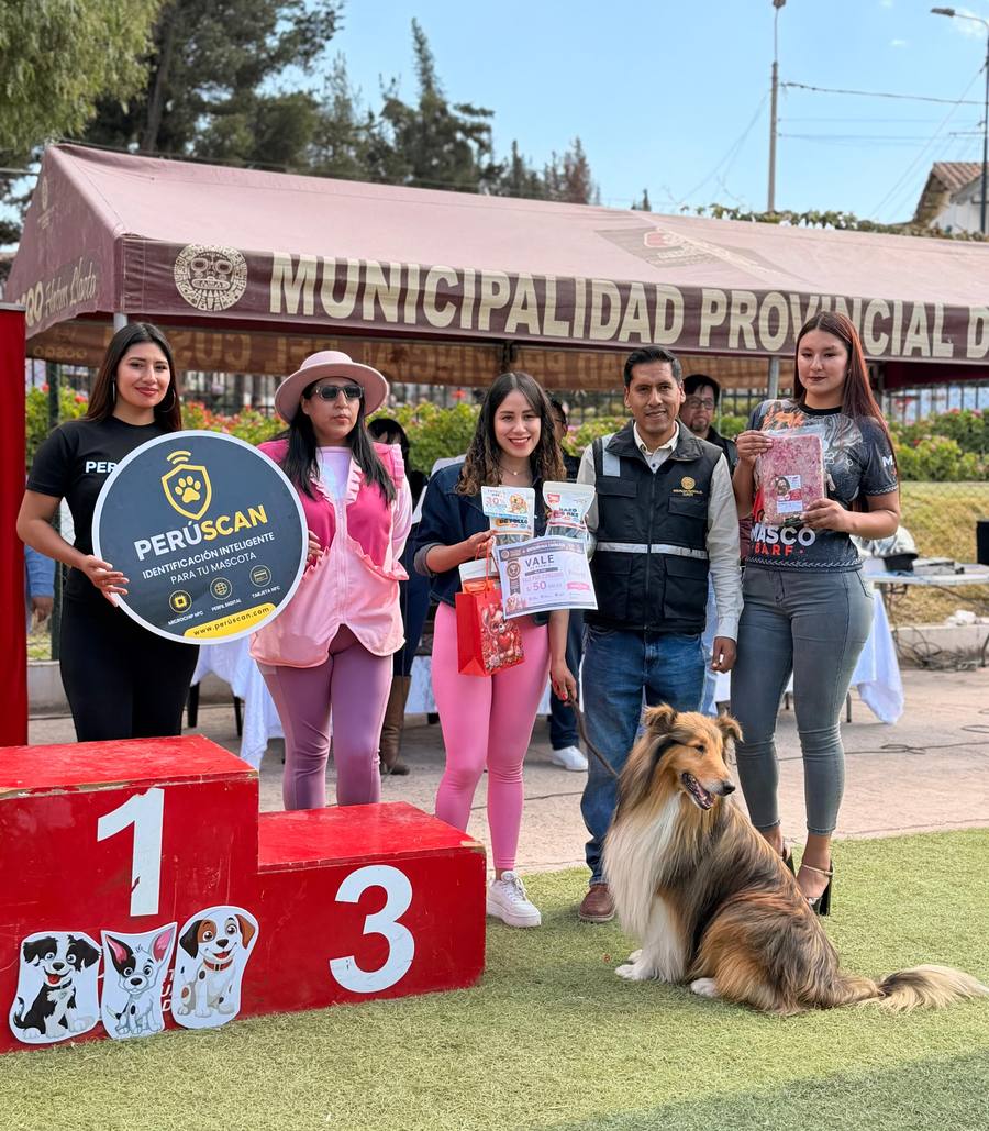 Podio de la feria con perritos participantes