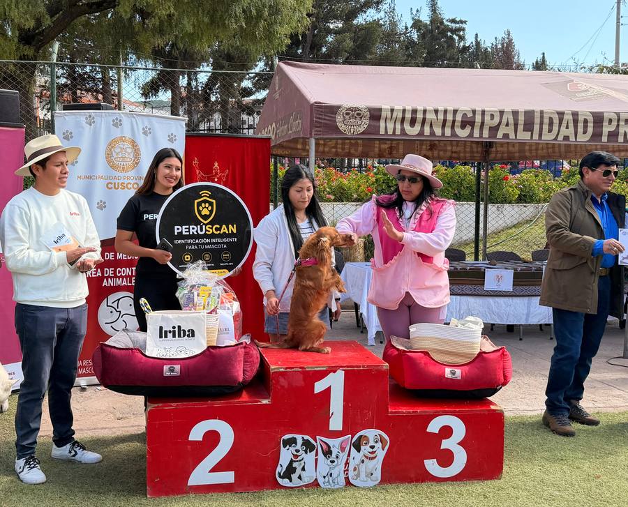 Entrega de premios en el podio junto a la Municipalidad