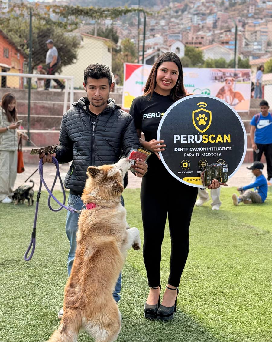 Mascota interactuando en la feria